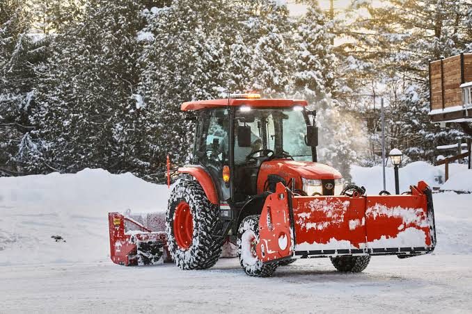 Tracteur Déneigement 3 Glaces déneigeant une entrée résidentielle